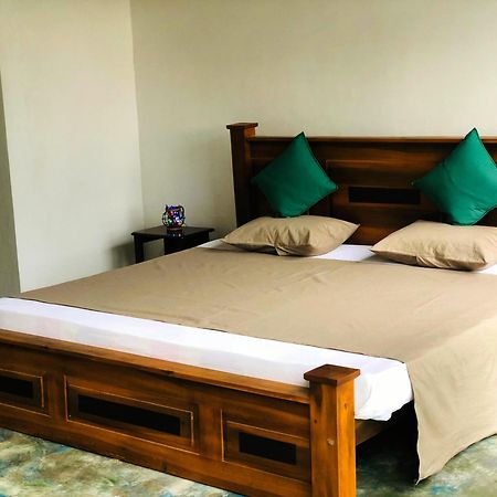 Barefoot Inn Канді Екстер'єр фото