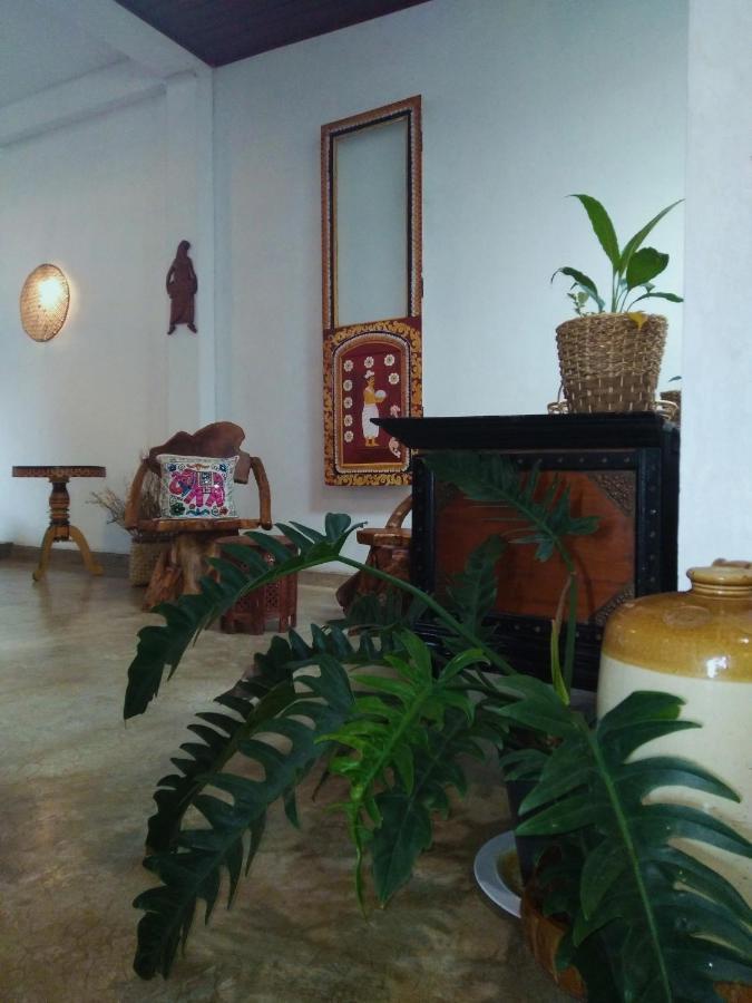 Barefoot Inn Канді Екстер'єр фото