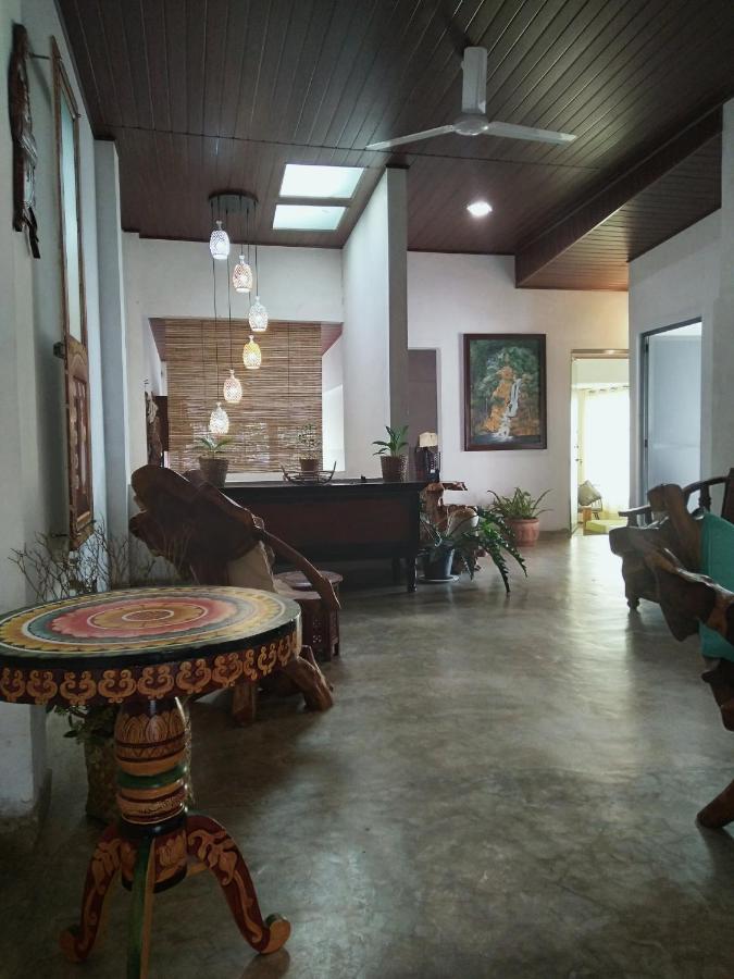 Barefoot Inn Канді Екстер'єр фото