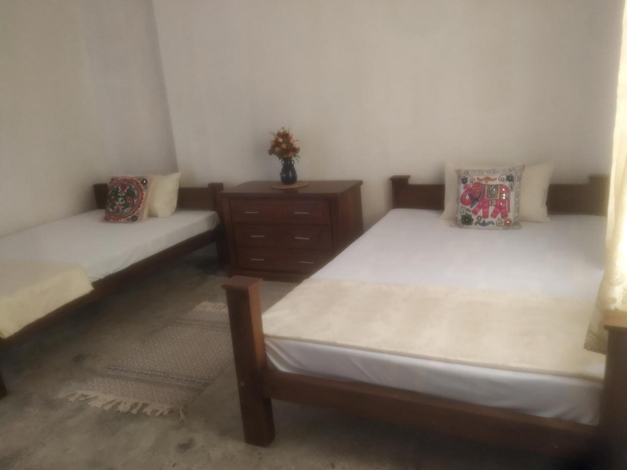 Barefoot Inn Канді Екстер'єр фото